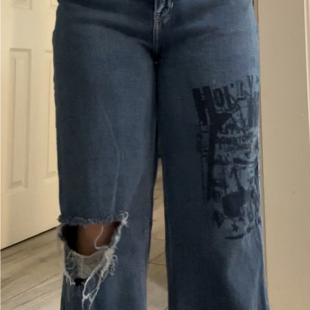 Hollister High-Rise Ripped Medium Wash Baggy Jeans.